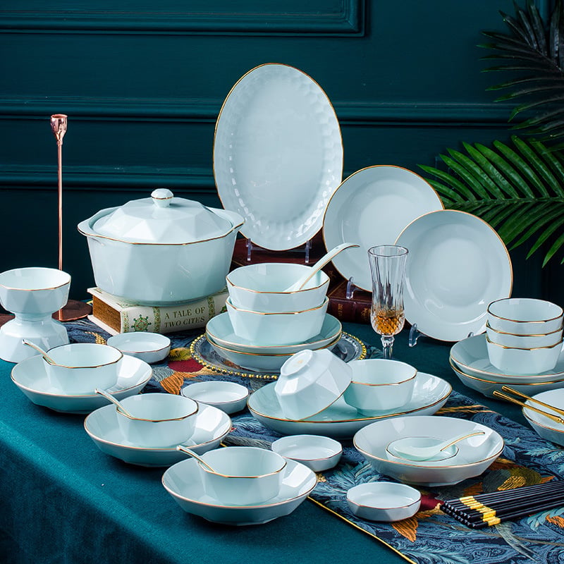 Ručno oslikani zlatni porcelanski set posuđa: zdjela za rižu s dijamantnim uzorkom, zdjela za rezance, zdjela za juhu, tanjur za ribu, nepravilni oblici posuđa i različite žlice.