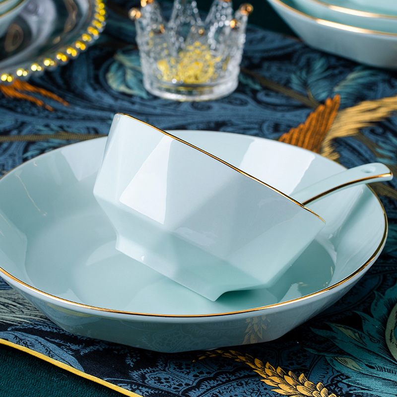 Ručno oslikani zlatni porcelanski set posuđa: zdjela za rižu s dijamantnim uzorkom, zdjela za rezance, zdjela za juhu, tanjur za ribu, nepravilni oblici posuđa i različite žlice.