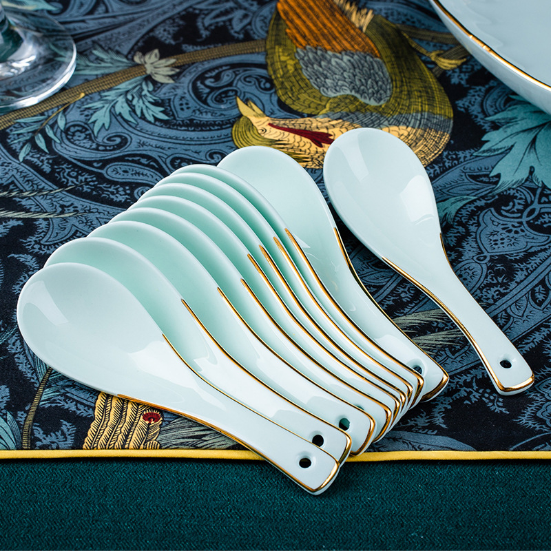 Ručno oslikani zlatni porcelanski set posuđa: zdjela za rižu s dijamantnim uzorkom, zdjela za rezance, zdjela za juhu, tanjur za ribu, nepravilni oblici posuđa i različite žlice.