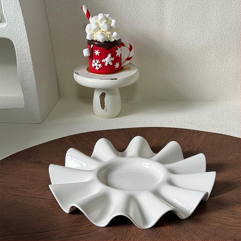Nová nepravidelného tvaru biela porcelánová tanier s dizajnom lotosového listu — elegantný tanier na servírovanie pre hotely a západné reštaurácie, dezertný tanier