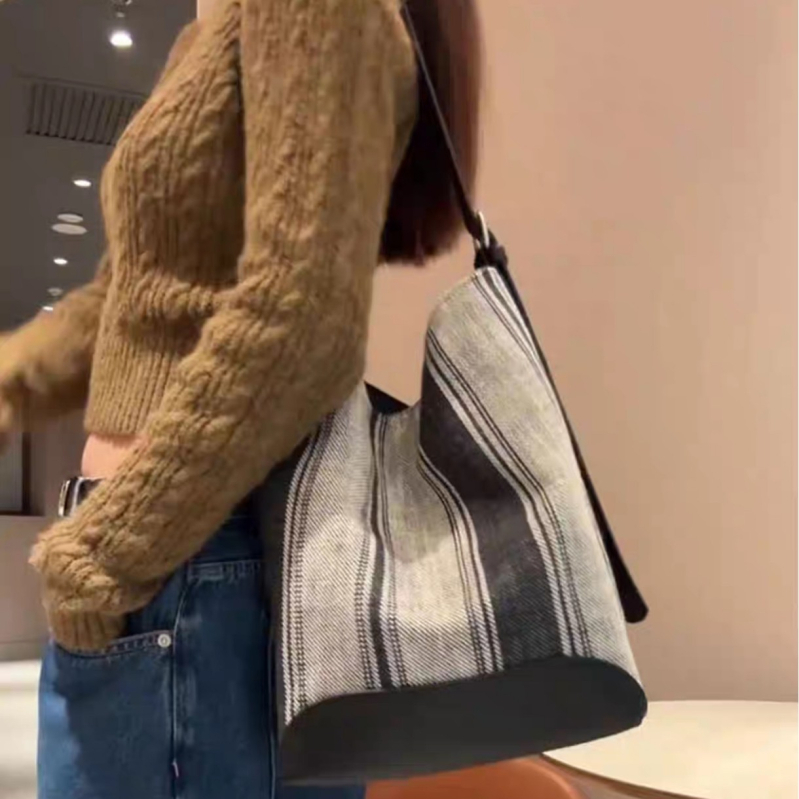 Visokokvalitetna torba tip kanta, novi model 2026, opušten gradski stil, crossbody torba s retro prugama