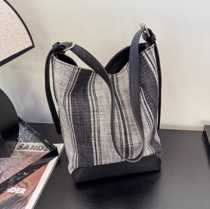 Visokokvalitetna torba tip kanta, novi model 2026, opušten gradski stil, crossbody torba s retro prugama