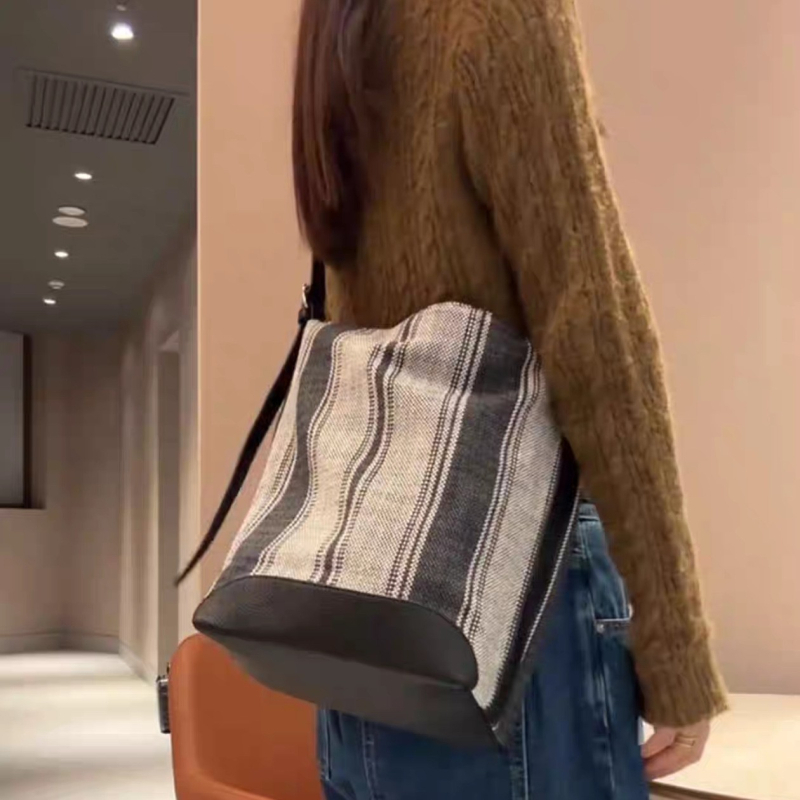 Visokokvalitetna torba tip kanta, novi model 2026, opušten gradski stil, crossbody torba s retro prugama