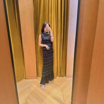 Γαλλικού στυλ: μίντι φόρεμα χωρίς μανίκια με πουά, λεπτομέρειες με καρφιά και βολάν, φθινοπωρινή-χειμερινή συλλογή 2024, μέγεθος S