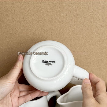Keramická kanvička na mlieko s držadlom, biely minimalistický dizajn, objem 700 ml
