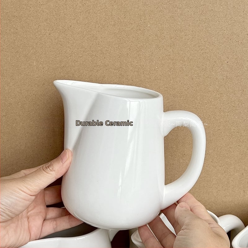 Keramická kanvička na mlieko s držadlom, biely minimalistický dizajn, objem 700 ml