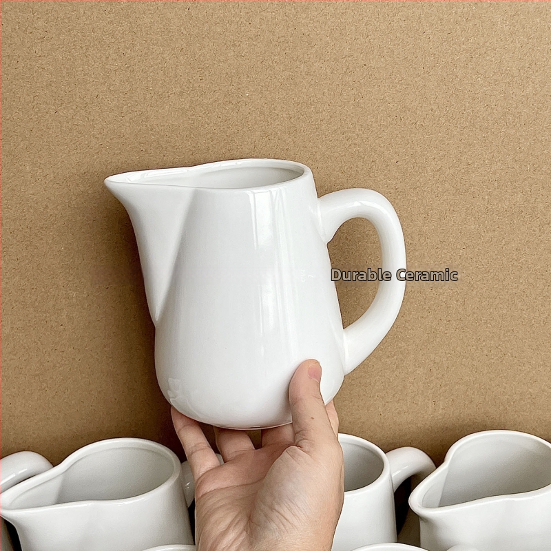 Keramická kanvička na mlieko s držadlom, biely minimalistický dizajn, objem 700 ml