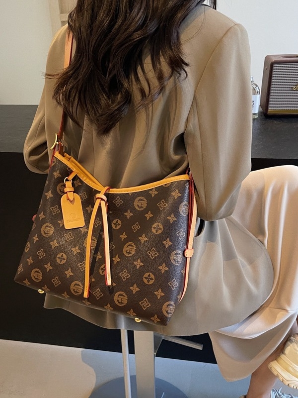 Klasična mekana kožna torba za pod pazuhom, velika kapaciteta, teksturirana ramena i crossbody, gradski stil, blok boja