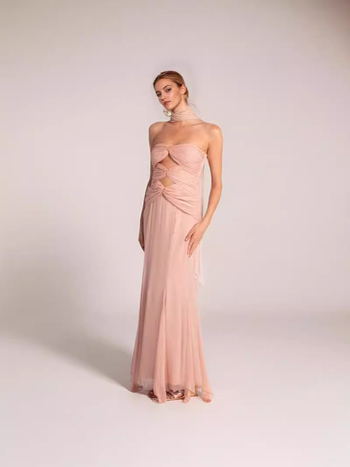 Φόρεμα chiffon με διακοσμητικά κοψίματα και μεταλλική αγκράφα, ψηλή μέση, σιλουέτα ουρά ψαριού, φθινοπωρινή συλλογή 2024