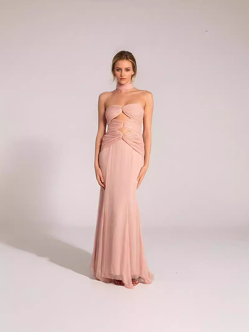 Φόρεμα chiffon με διακοσμητικά κοψίματα και μεταλλική αγκράφα, ψηλή μέση, σιλουέτα ουρά ψαριού, φθινοπωρινή συλλογή 2024