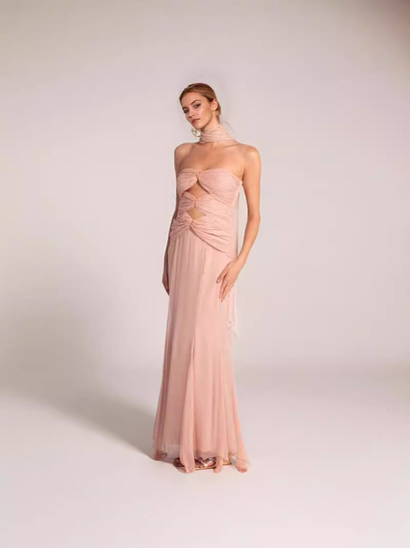 Φόρεμα chiffon με διακοσμητικά κοψίματα και μεταλλική αγκράφα, ψηλή μέση, σιλουέτα ουρά ψαριού, φθινοπωρινή συλλογή 2024