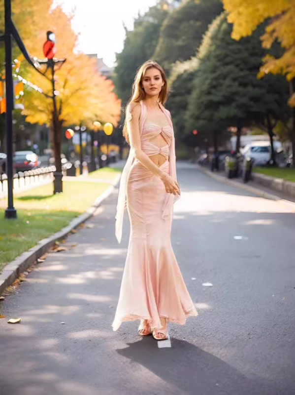 Φόρεμα chiffon με διακοσμητικά κοψίματα και μεταλλική αγκράφα, ψηλή μέση, σιλουέτα ουρά ψαριού, φθινοπωρινή συλλογή 2024