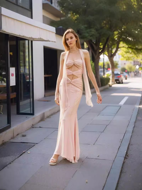 Φόρεμα chiffon με διακοσμητικά κοψίματα και μεταλλική αγκράφα, ψηλή μέση, σιλουέτα ουρά ψαριού, φθινοπωρινή συλλογή 2024
