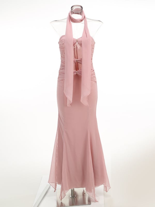 Φόρεμα chiffon με διακοσμητικά κοψίματα και μεταλλική αγκράφα, ψηλή μέση, σιλουέτα ουρά ψαριού, φθινοπωρινή συλλογή 2024