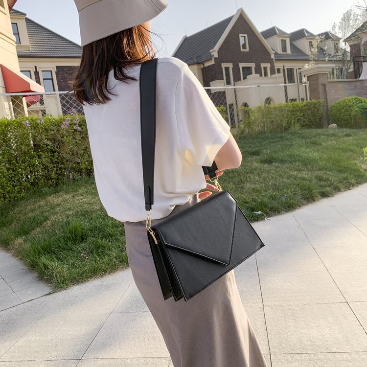 Ženska torbica ulično-stilskog izgleda, crossbody s širokim remenom, kompaktna moderna torbica