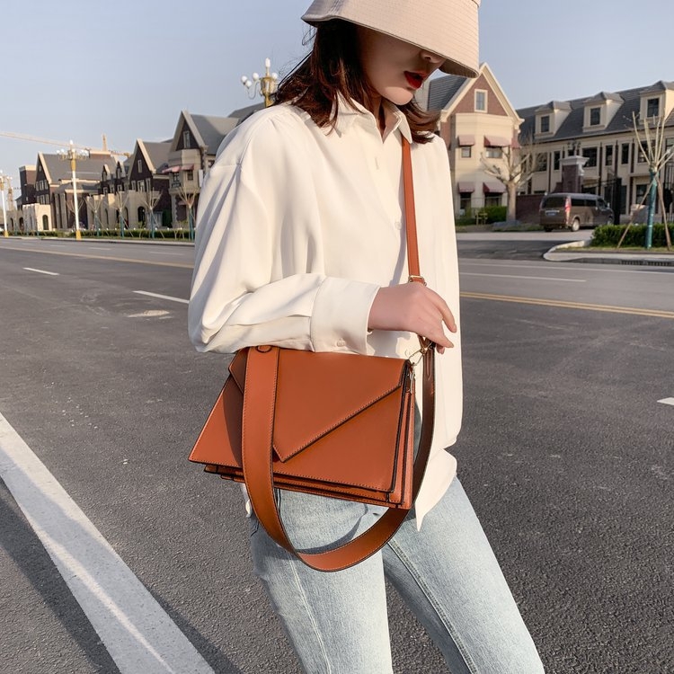 Ženska torbica ulično-stilskog izgleda, crossbody s širokim remenom, kompaktna moderna torbica