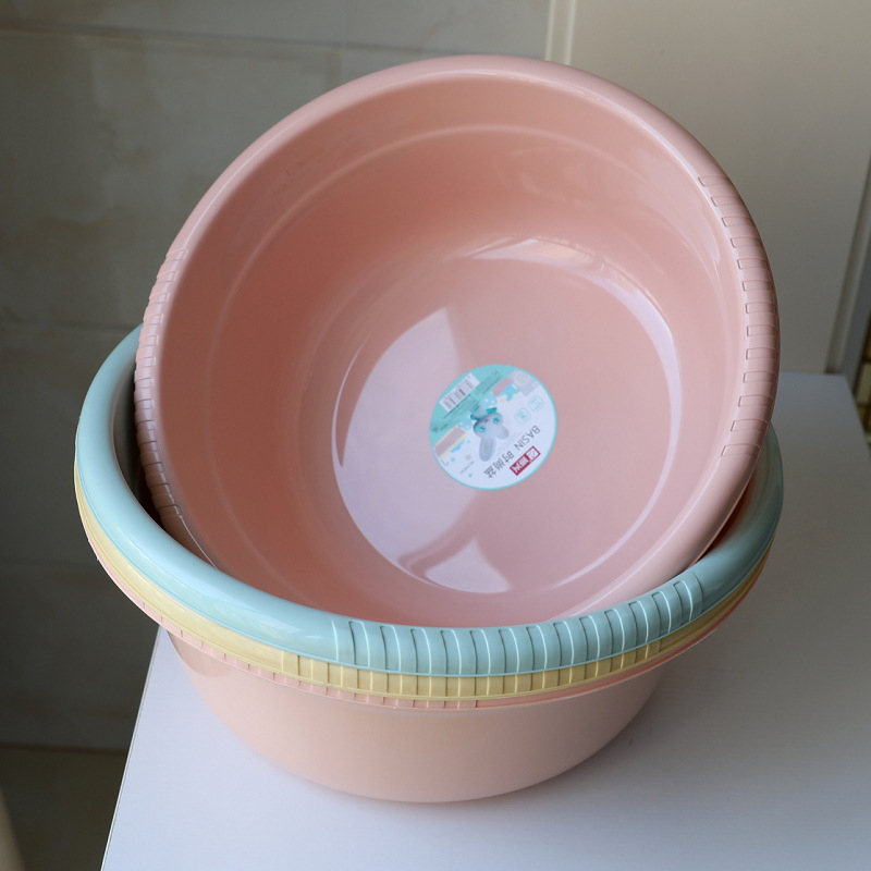 Debljena plastična posuda za kućnu upotrebu; višenamjenska posuda za pranje lica, povrća, rublja i pranje stopala; dostupne veličine 33, 36, 39 i 42 cm; jednofarbni nordijski stil.