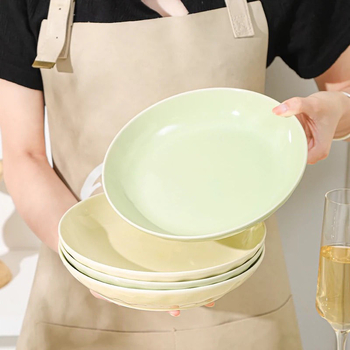Bone china keramički set posuđa u krem boji s podglazurnim završnim slojem – uključuje jušni tanjur, tanjur za voće i duboki tanjur