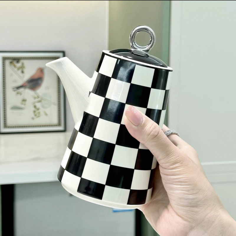 Set keramičkih posuda za začine s kapicama uzorka šahovnice