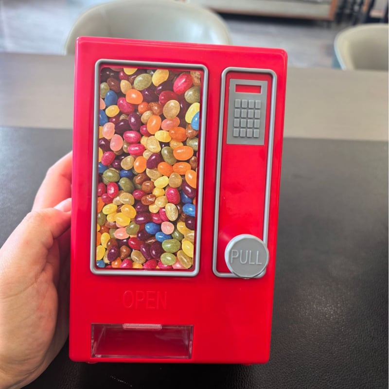 Povlačni dispenser za bombone s mini spremnikom čokoladnih zrna M&M – dječja dekorativna igračka
