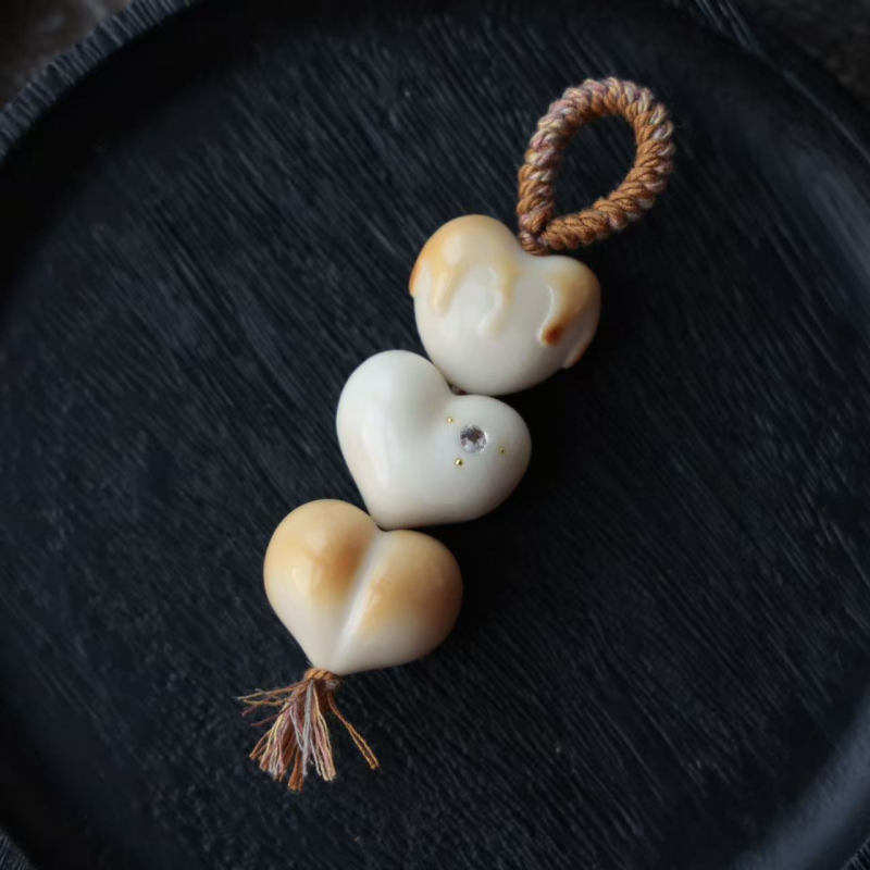 Ivory Fruit Zvijezda – ručno uvijen set s Ji privjeskom od drveta breskve i privjeskom za telefon