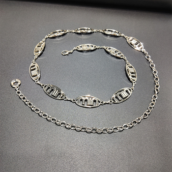 Ženski struk lanac s motivom slova – elegantan metalni dodatak za haljine i džempere, duljina 110 cm, širina 2–4 cm, proljeće 2025
