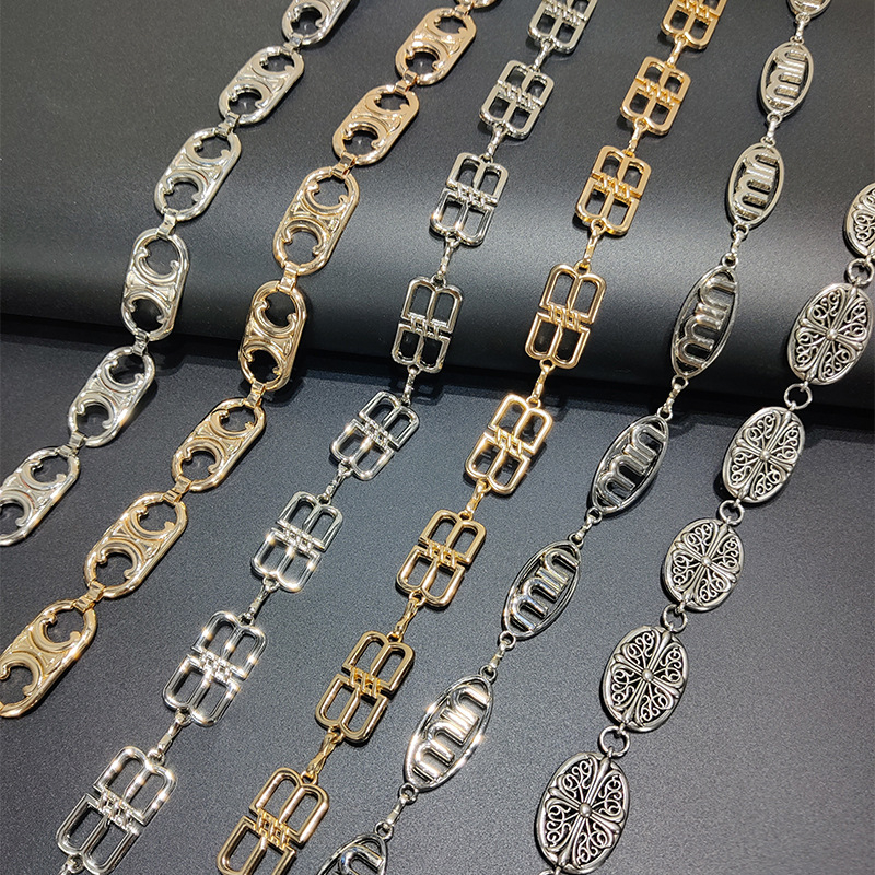 Ženski struk lanac s motivom slova – elegantan metalni dodatak za haljine i džempere, duljina 110 cm, širina 2–4 cm, proljeće 2025