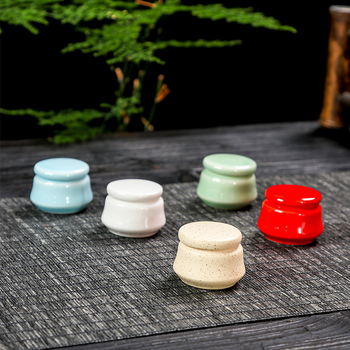 Mini keramička zatvorena staklenka za kozmetiku: puder, rumenilo i ruž; četvrtasta bočica za tablete; bijela porcelanska kutija; ružičasti perlast krem