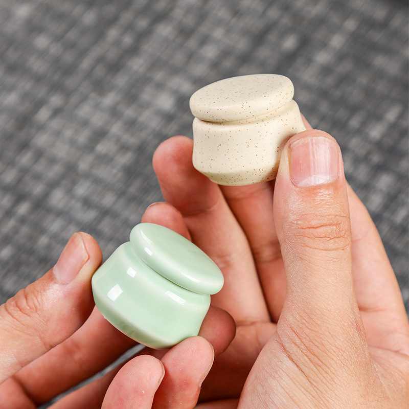 Mini keramička zatvorena staklenka za kozmetiku: puder, rumenilo i ruž; četvrtasta bočica za tablete; bijela porcelanska kutija; ružičasti perlast krem