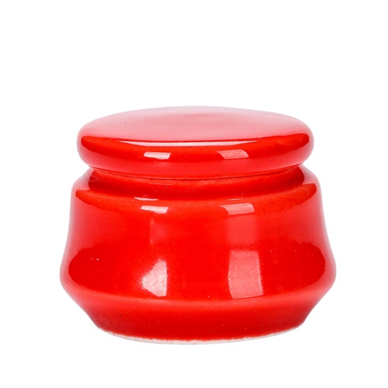 Mini keramička zatvorena staklenka za kozmetiku: puder, rumenilo i ruž; četvrtasta bočica za tablete; bijela porcelanska kutija; ružičasti perlast krem