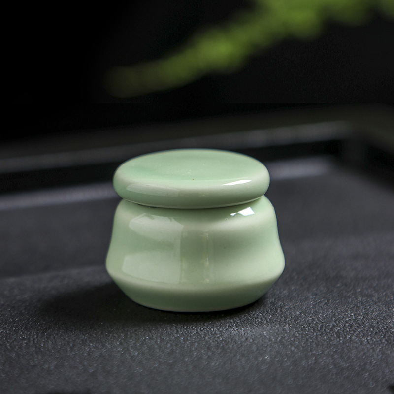 Mini keramička zatvorena staklenka za kozmetiku: puder, rumenilo i ruž; četvrtasta bočica za tablete; bijela porcelanska kutija; ružičasti perlast krem