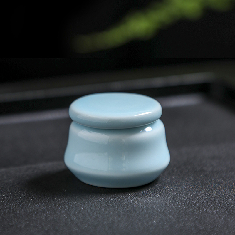 Mini keramička zatvorena staklenka za kozmetiku: puder, rumenilo i ruž; četvrtasta bočica za tablete; bijela porcelanska kutija; ružičasti perlast krem