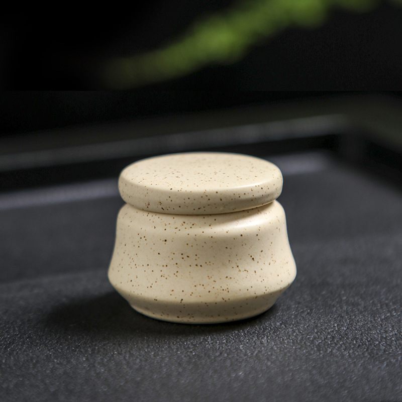 Mini keramička zatvorena staklenka za kozmetiku: puder, rumenilo i ruž; četvrtasta bočica za tablete; bijela porcelanska kutija; ružičasti perlast krem