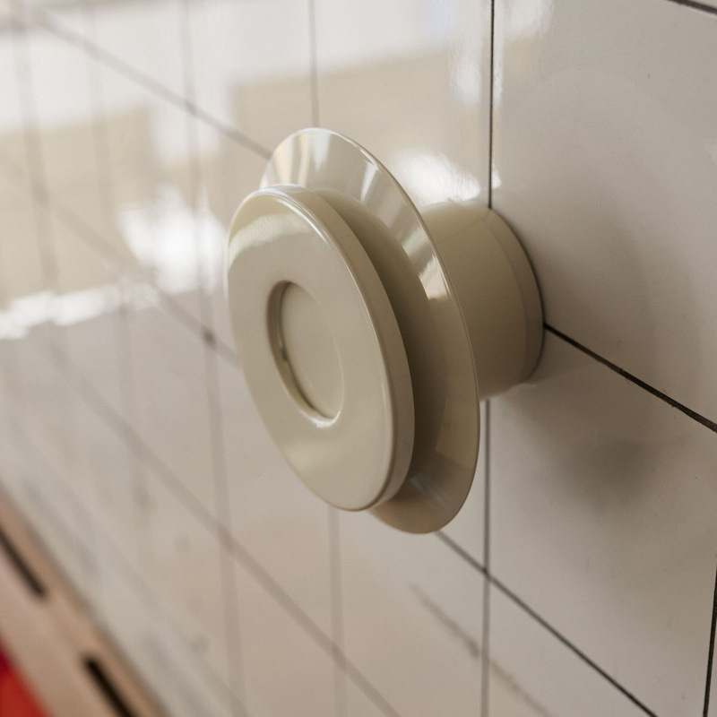 Moderna minimalistička luksuzna zidna lampa uz noćni ormarić – pogodna za spavaću sobu, dnevni boravak i radni prostor, hotelski interijer