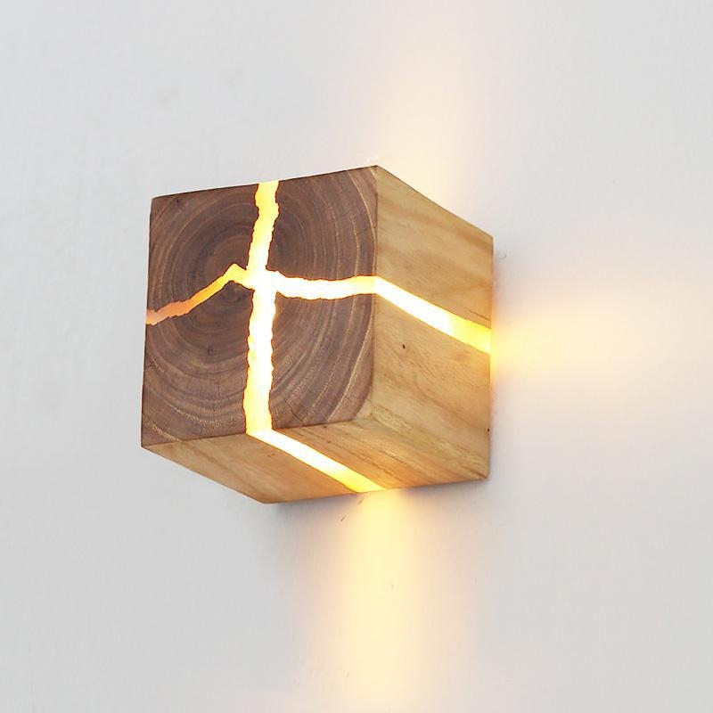 Zidna lampa od masivnog drveta, kvadratnog oblika, nordičkog stila, tekstura napuklog drveta, punjiva, za ulazni prostor i hodnik