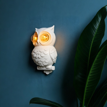 Talijanskog stila minimalistička zidna lampa od smole sa motivom sove