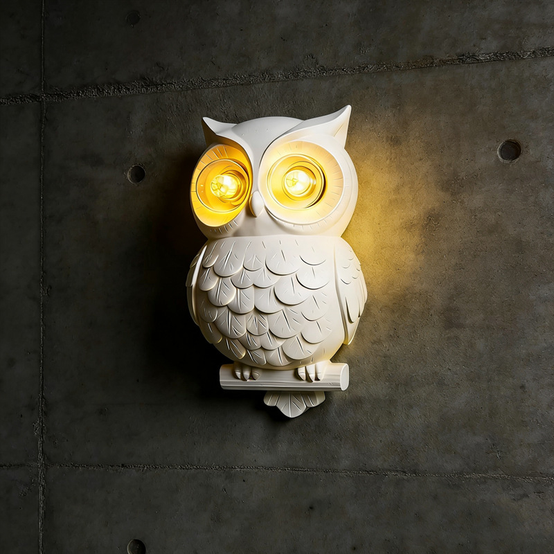 Talijanskog stila minimalistička zidna lampa od smole sa motivom sove