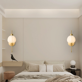 Skandinavska minimalistička zidna svjetiljka od kovano željeza za glavnu spavaću sobu, s francuskim utjecajem elegancije; pogodna za dnevni boravak, radnu sobu ili balkon.
