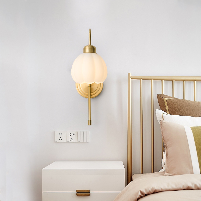 Skandinavska minimalistička zidna svjetiljka od kovano željeza za glavnu spavaću sobu, s francuskim utjecajem elegancije; pogodna za dnevni boravak, radnu sobu ili balkon.