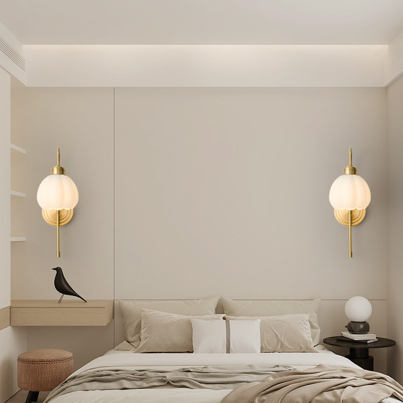 Skandinavska minimalistička zidna svjetiljka od kovano željeza za glavnu spavaću sobu, s francuskim utjecajem elegancije; pogodna za dnevni boravak, radnu sobu ili balkon.