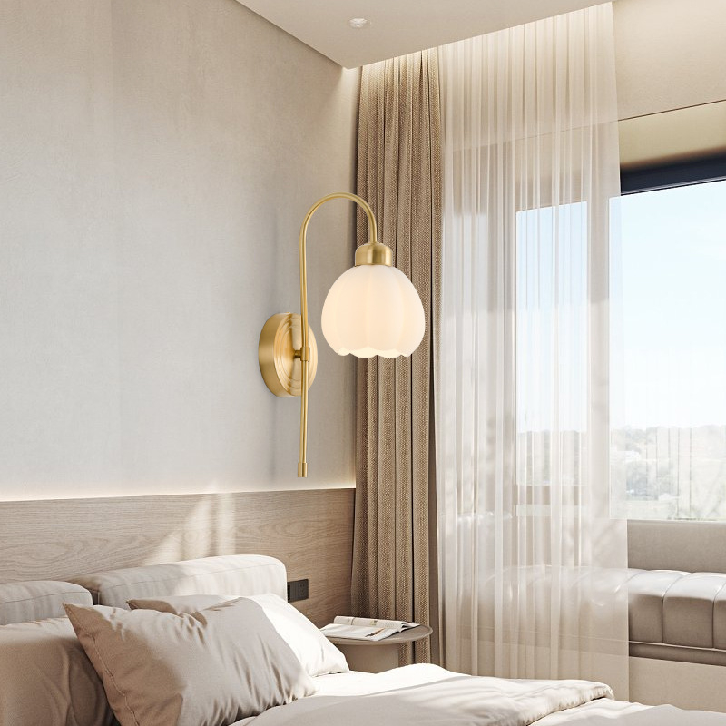 Skandinavska minimalistička zidna svjetiljka od kovano željeza za glavnu spavaću sobu, s francuskim utjecajem elegancije; pogodna za dnevni boravak, radnu sobu ili balkon.