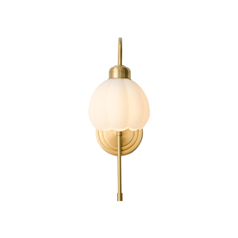 Skandinavska minimalistička zidna svjetiljka od kovano željeza za glavnu spavaću sobu, s francuskim utjecajem elegancije; pogodna za dnevni boravak, radnu sobu ili balkon.