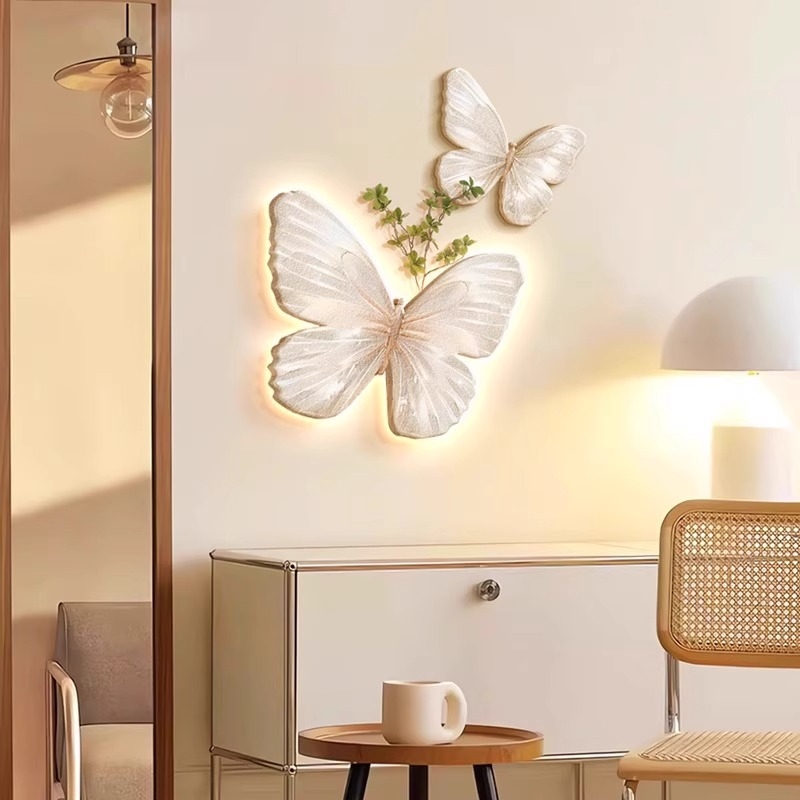Slika leptira u krem boji, dvodjelna s zidnom svjetiljkom, pogodna za dnevni boravak, spavaću sobu i hodnik — moderan minimalistički dekor.