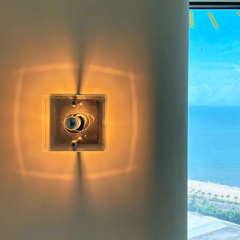 Minimalistička Bauhaus zidna lampa sa staklenim sjenilom i metalnim tijelom, za ulaz, hodnik, kafić ili tavernu, LED 220V, 3C certifikat