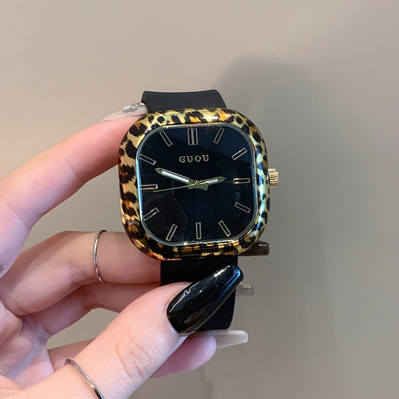 Ženski sat kvadratnog oblika s leopard uzorkom na silikonom remenu, kvarcni mehanizam, 40×40 mm