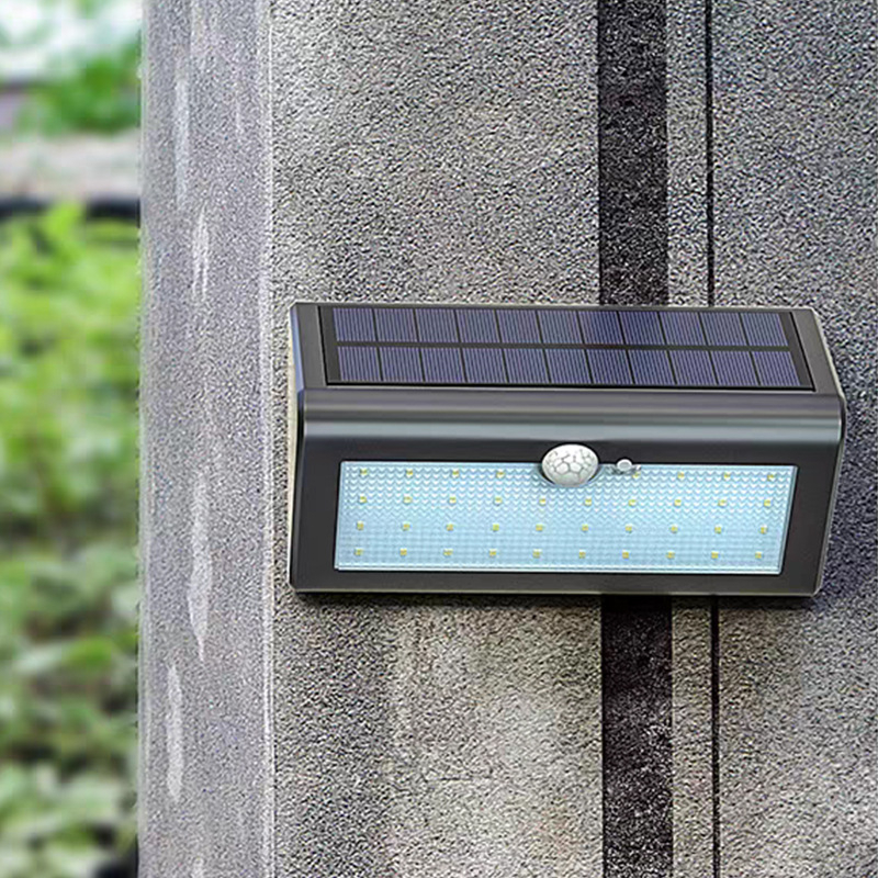 Solarna LED zidna lampa sa senzorom pokreta za vanjski vrt i hodnik – energetski štedljiva