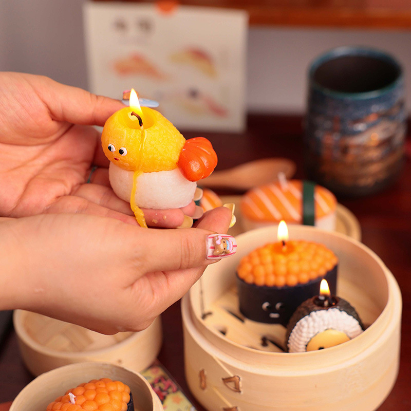 Japanski sushi mirisna svijeća u poklon kutiji – rođendanski dar, ukras za dom