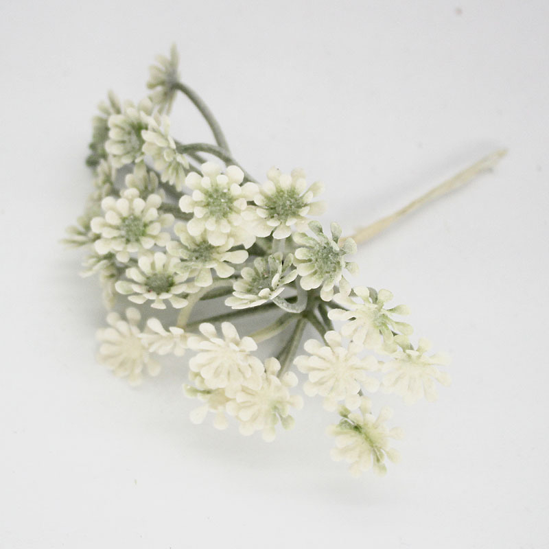 DIY vijenc od umjetnih cvjetova: krizanteme i gypsophila za kućnu dekoraciju