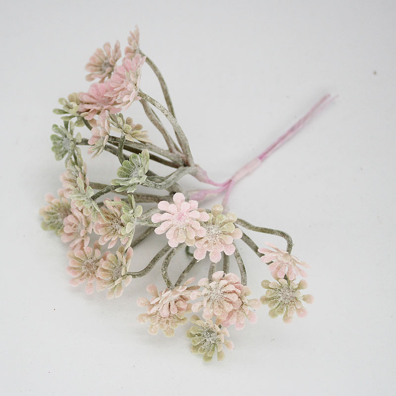 DIY vijenc od umjetnih cvjetova: krizanteme i gypsophila za kućnu dekoraciju