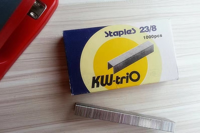 Teški uredski spenjač, čvrst dizajn, velik kapacitet do 210 listova